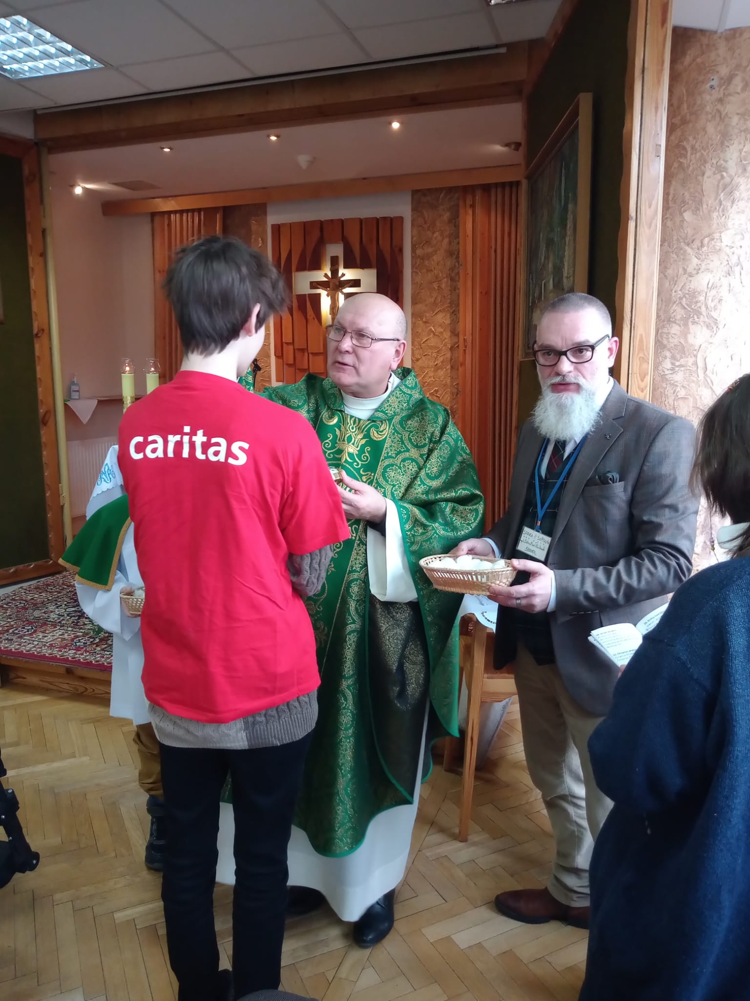 Wolontariusze Szkolnego Koła Caritas II LO na obchodach XXXI Światowego Dnia Chorego w Szpitalu Dziecięcym w Olsztynie.