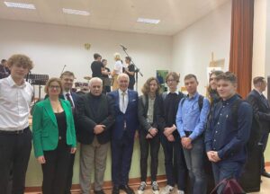 Uczniowie II LO wraz z Konsulem Honorowym Republiki Litewskiej