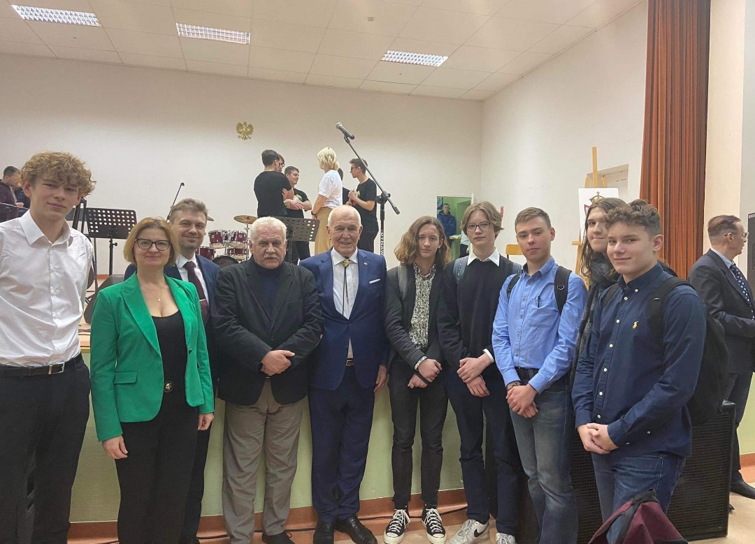 Uczniowie II LO wraz z Konsulem Honorowym Republiki Litewskiej