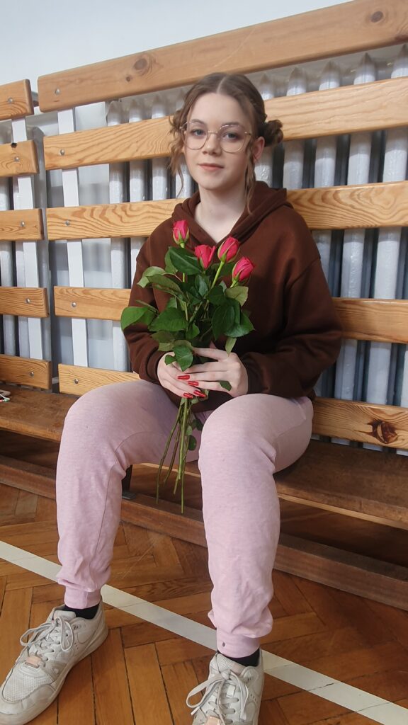 uczennica z kwiatami