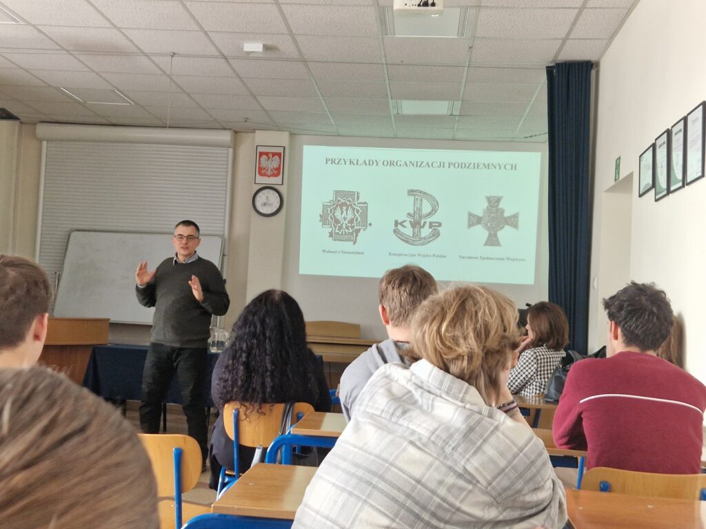 uczniowie słuchający wykładu