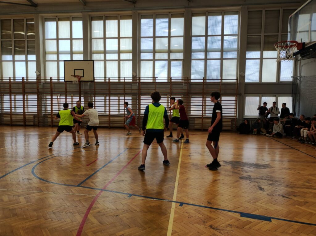 zdjęcie 7 - sala gimnastyczna - turniej - uczniowie w trakcie gry.