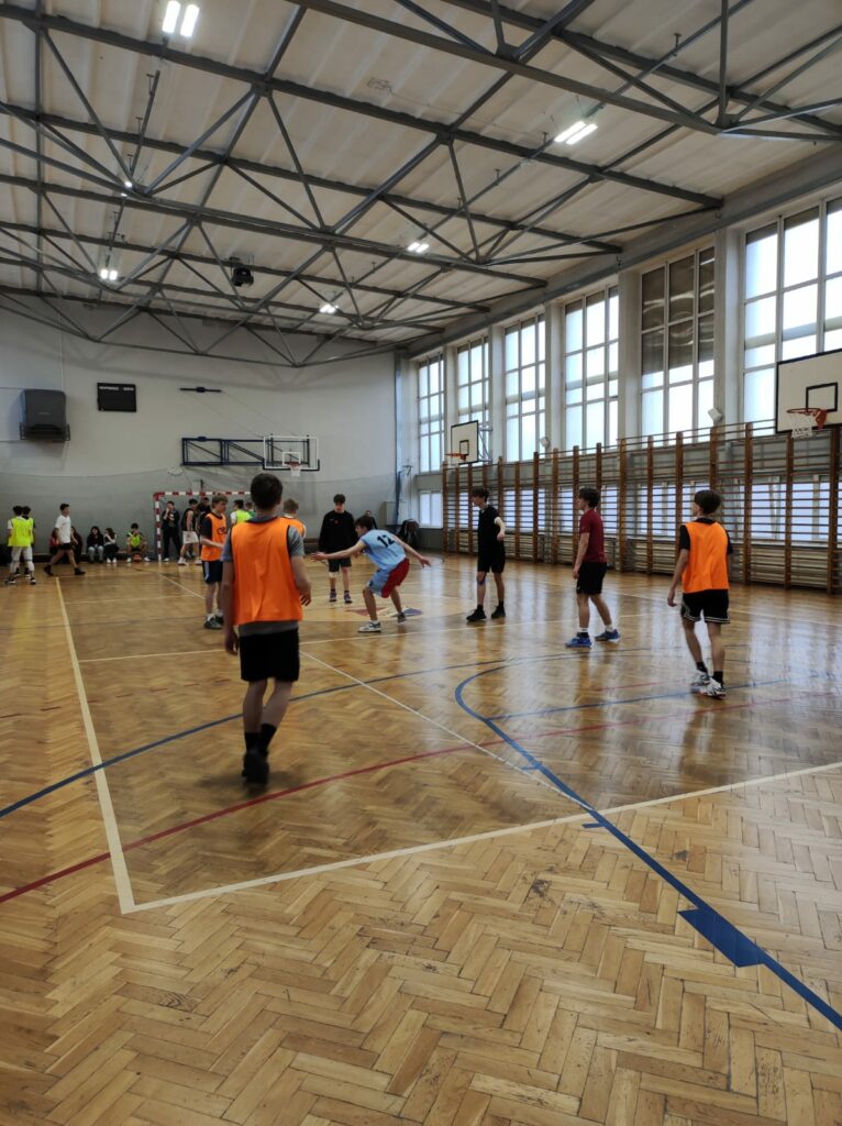 zdjęcie 6 - sala gimnastyczna - turniej - uczniowie w trakcie gry.