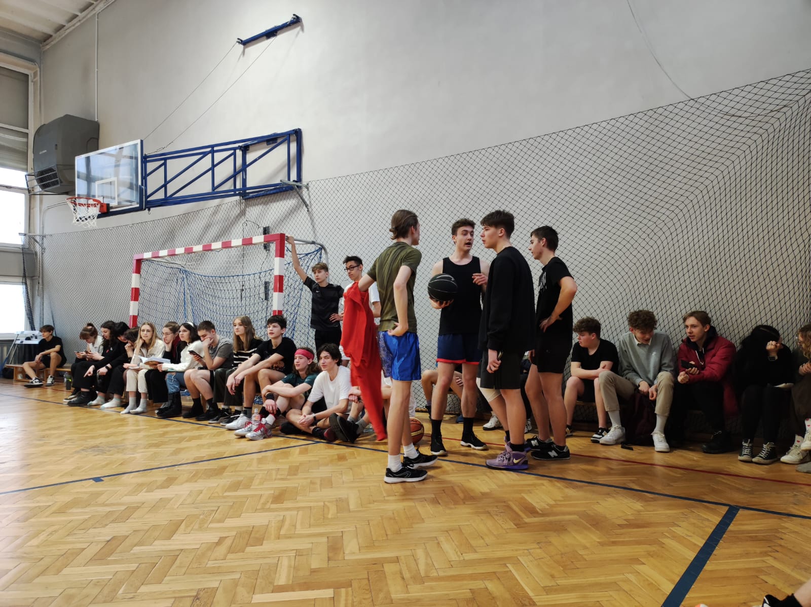 Sala gimnastyczna , narada sportowa uczniów