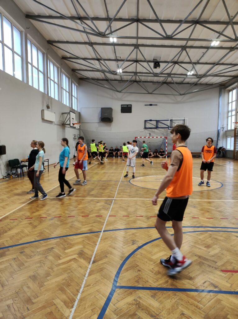 zdjęcie 4 - sala gimnastyczna - turniej - uczniowie w trakcie gry.