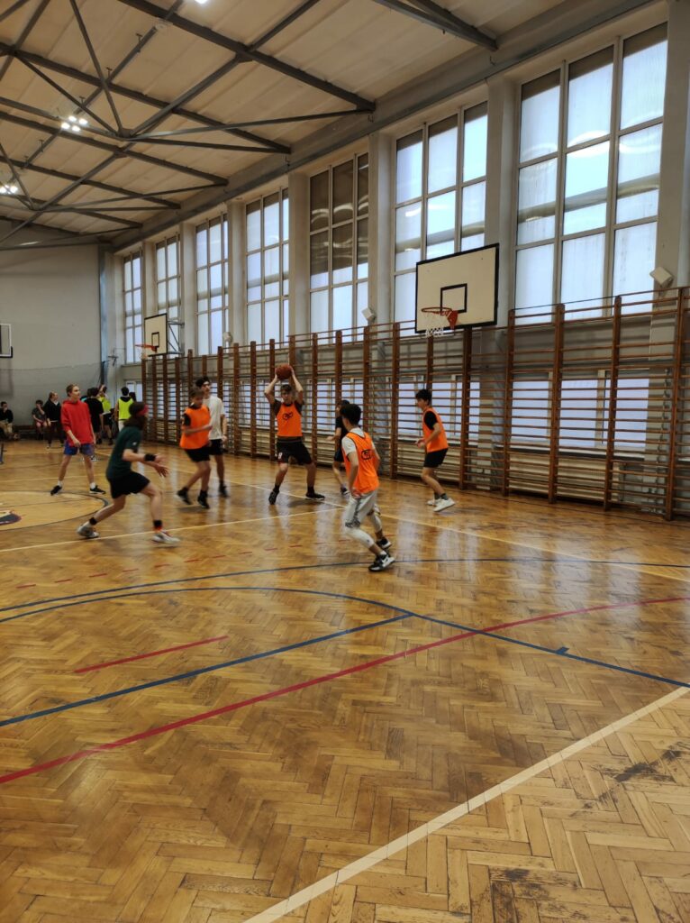 zdjęcie 3 - sala gimnastyczna - turniej - uczniowie w trakcie gry.