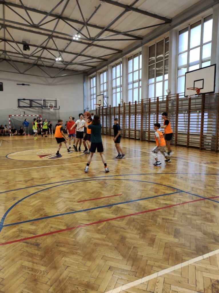 zdjęcie 2 - sala gimnastyczna - turniej - uczniowie w trakcie gry.