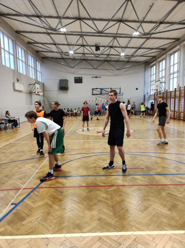 sala gimnastyczna - turniej - uczniowie w trakcie gry.