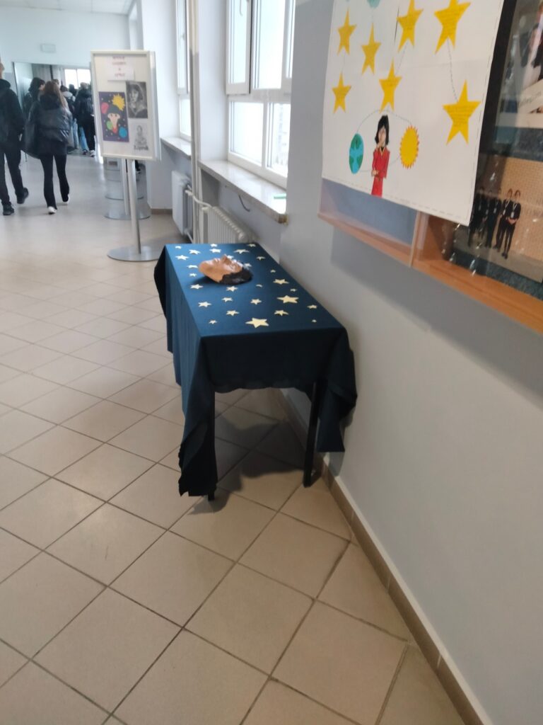 Korytarz szkolny - stolik ze słodkościami