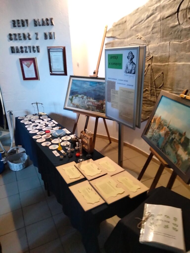 wejście do szkoły wystawa