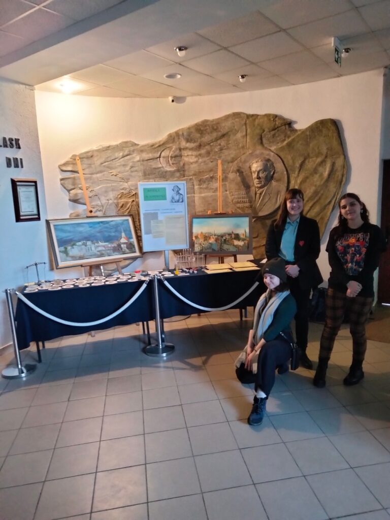 wejście do szkoły wystawa 