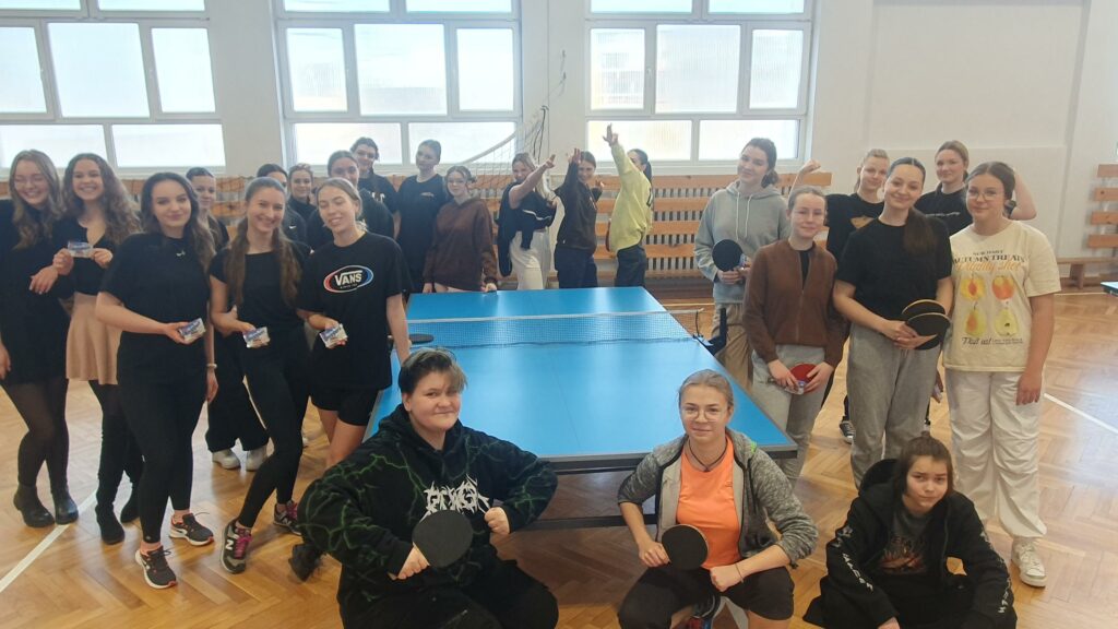 zdjęcie grupowe wokół stołu do tenisa stołowego 