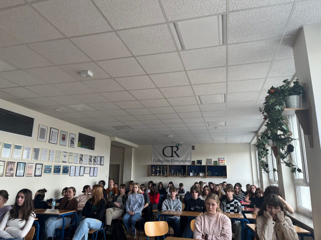 uczniowie na sali - zdjęcie grupowe