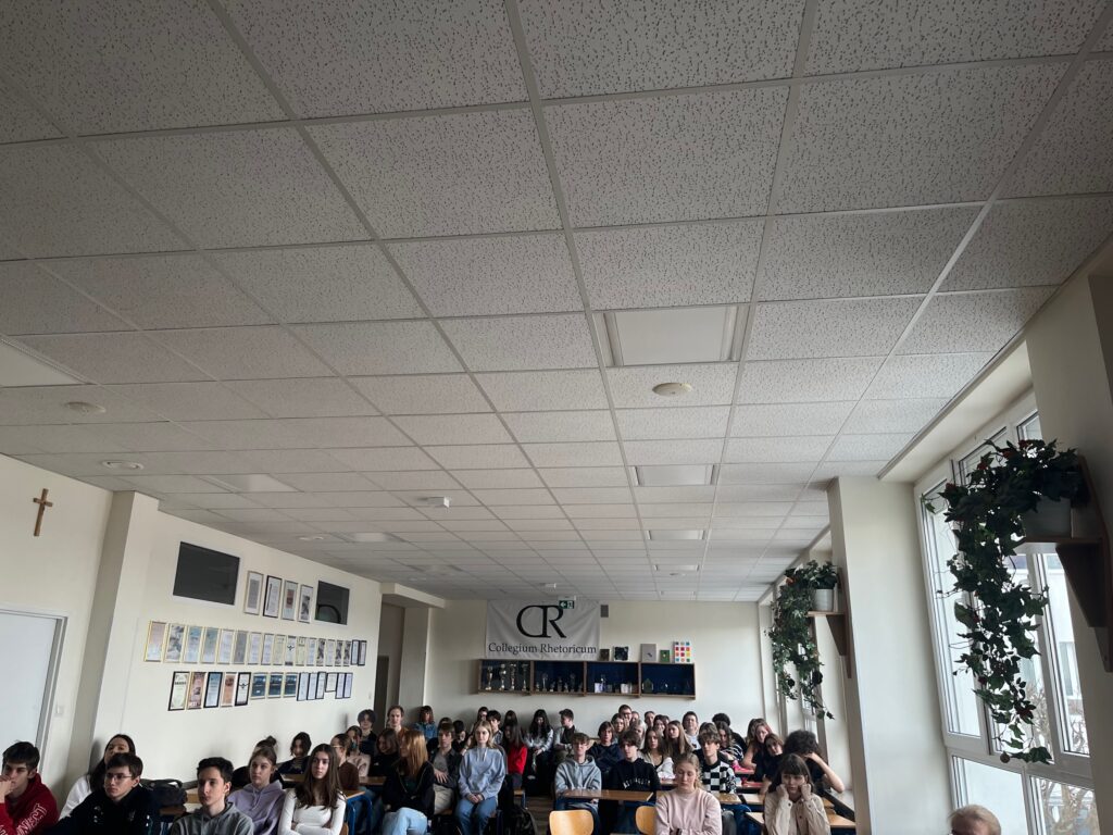 uczniowie na sali - zdjęcie grupowe