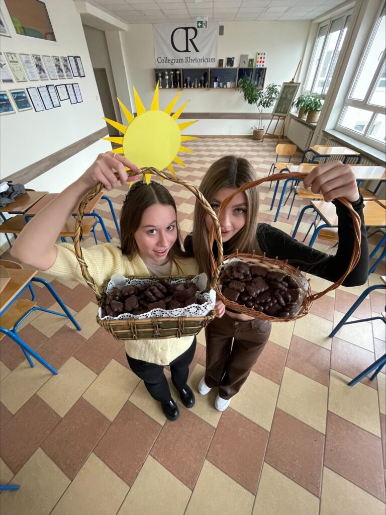 Uczennice ze słodkim poczęstunkiem