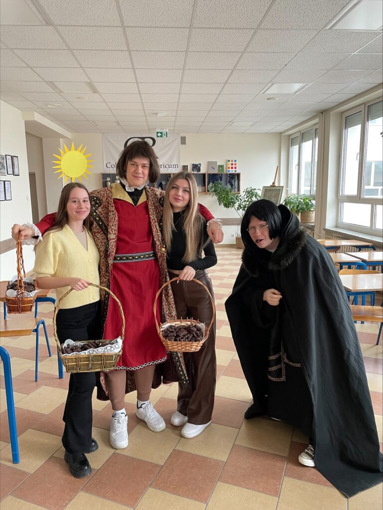 uczniowie w strojach z epoki Mikołaja Kopernika i słodkościami  - sala szkolna