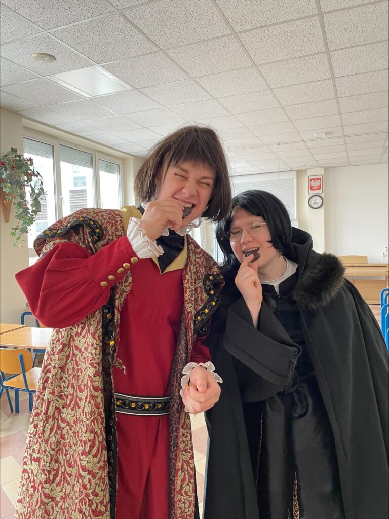 uczniowie w strojach z epoki Mikołaja Kopernika