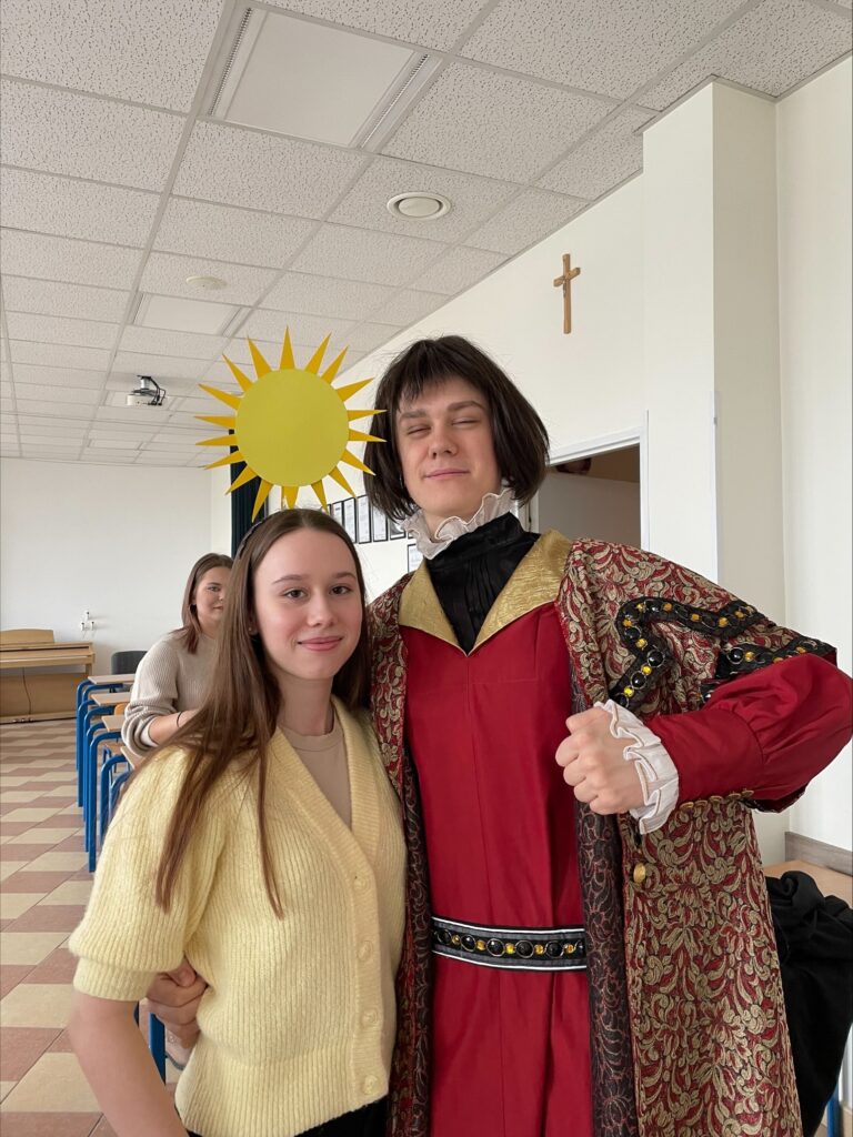 uczniowie w strojach z epoki Mikołaja Kopernika