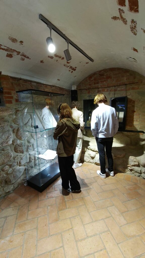  młodzież II LO w Olsztynie w czasie zwiedzania zbiorów poświęconych Mikołajowi Kopernikowi w Muzeum Archidiecezji Warmińskiej z okazji 550 rocznicy urodzin wielkiego astronoma.