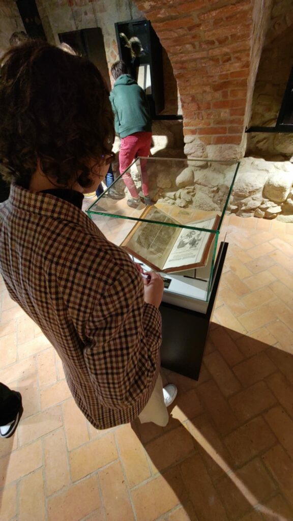 zdjęcie 2 - młodzież II LO w Olsztynie w czasie zwiedzania zbiorów poświęconych Mikołajowi Kopernikowi w Muzeum Archidiecezji Warmińskiej z okazji 550 rocznicy urodzin wielkiego astronoma.