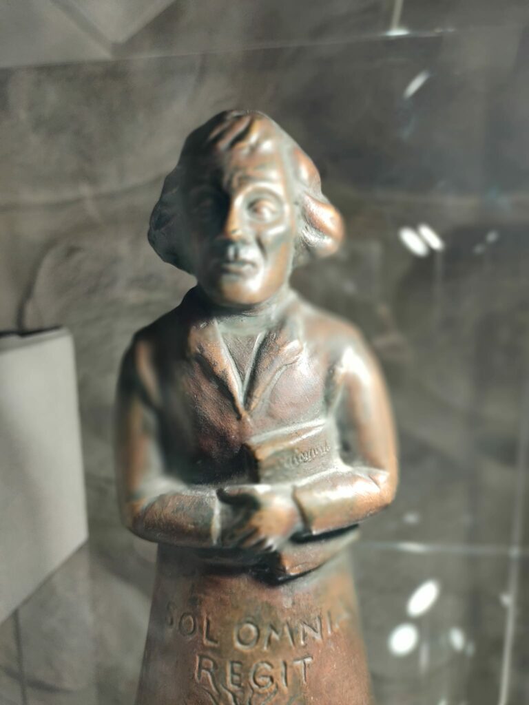 statuetka Mikołaja Kopernika w powiększeniu