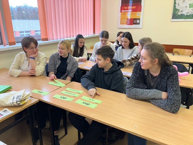 zdjęcie grupowe , młodzież w ławkach