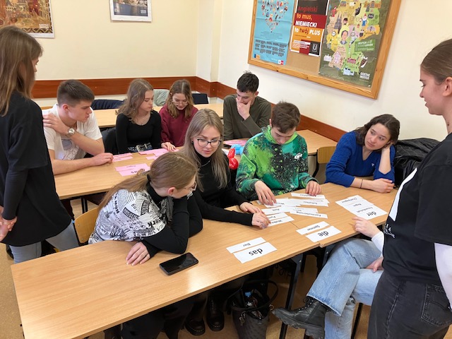 zdjęcie grupowe , młodzież w ławkach ( zdjęcie 2)