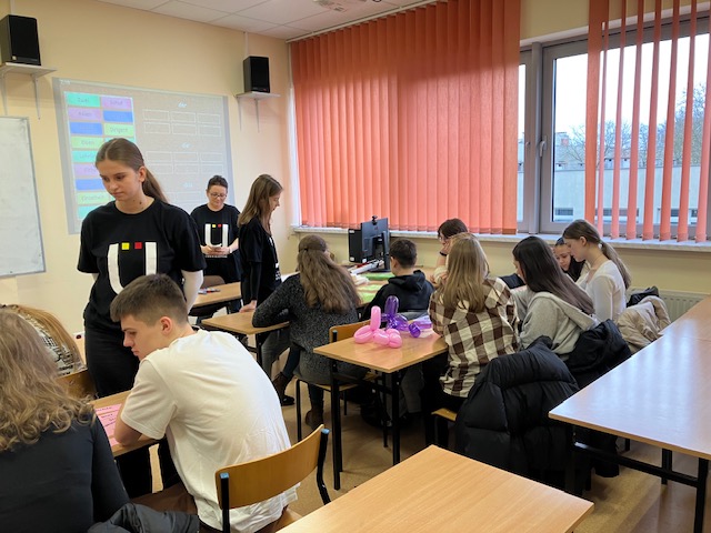 zdjęcie grupowe , młodzież w ławkach (zdjęcie 3)