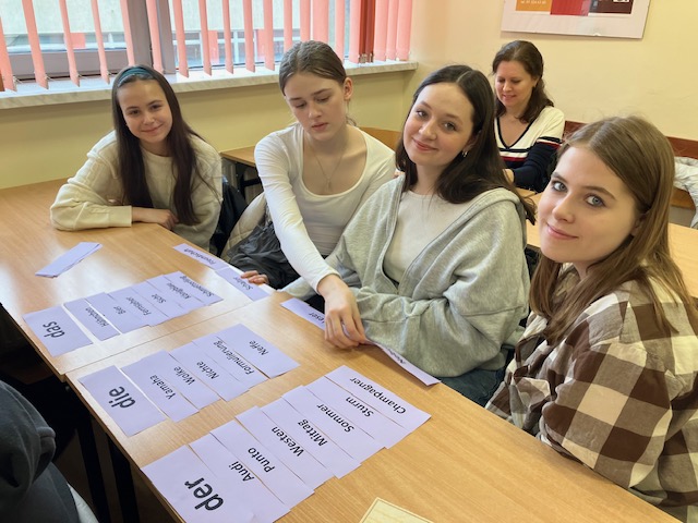 zdjęcie grupowe , młodzież w ławkach rozwiązujemy zadania