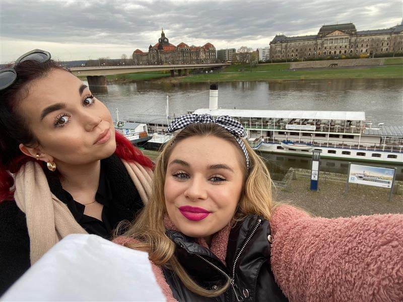 uczennice na tle rzeki