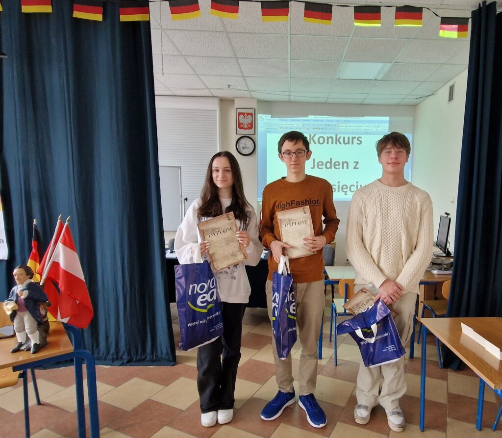 zdjęcie grupowe - troje uczniów z dyplomami