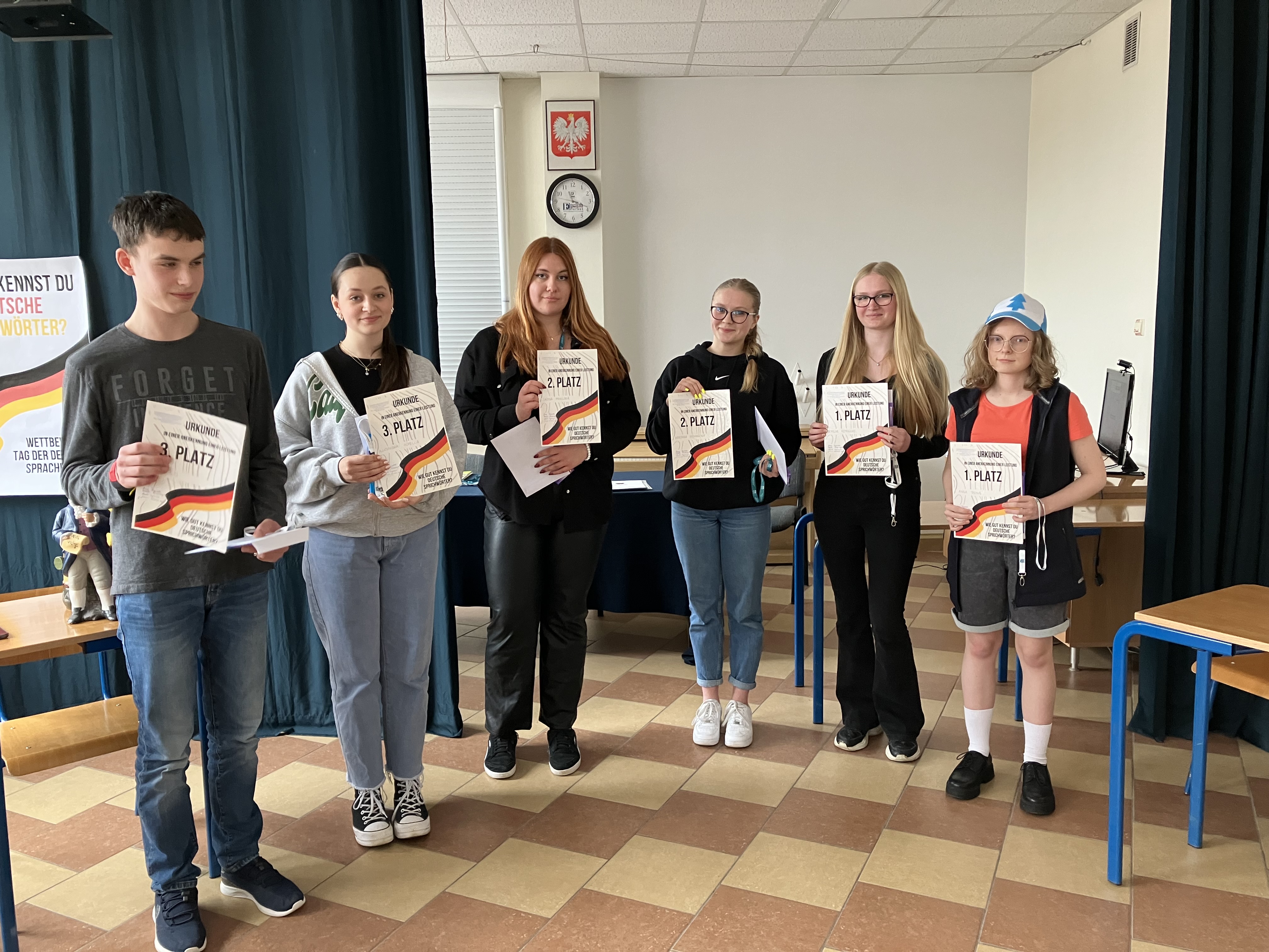 nagrodzeni uczniowie z dyplomami - zdjęcie grupowe