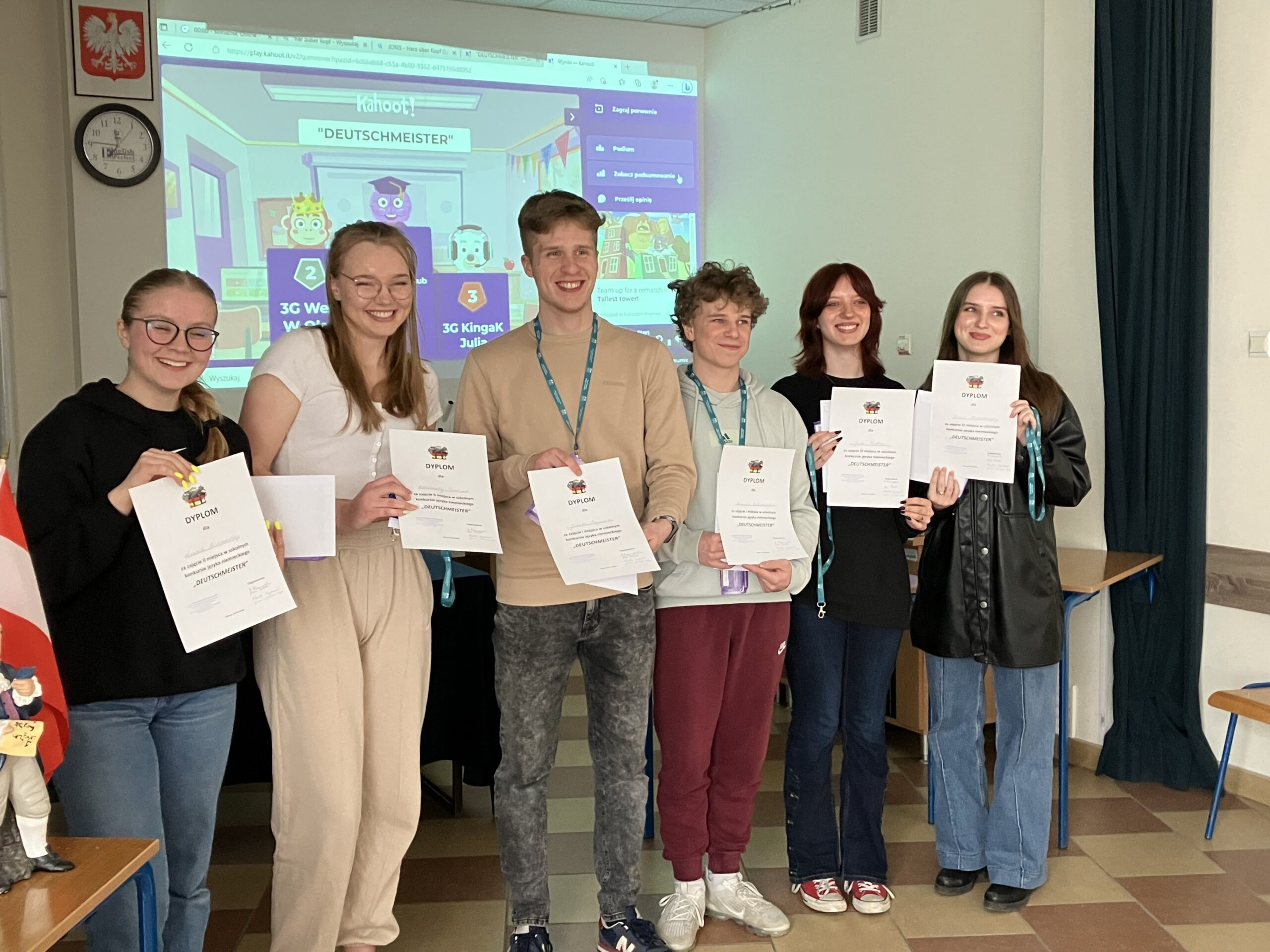 zdjęcie grupowe - nagrodzeni uczniowie