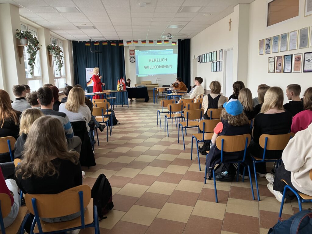 sala 25 - wszyscy uczestnicy konkursu zdjęcie z tyłu sali