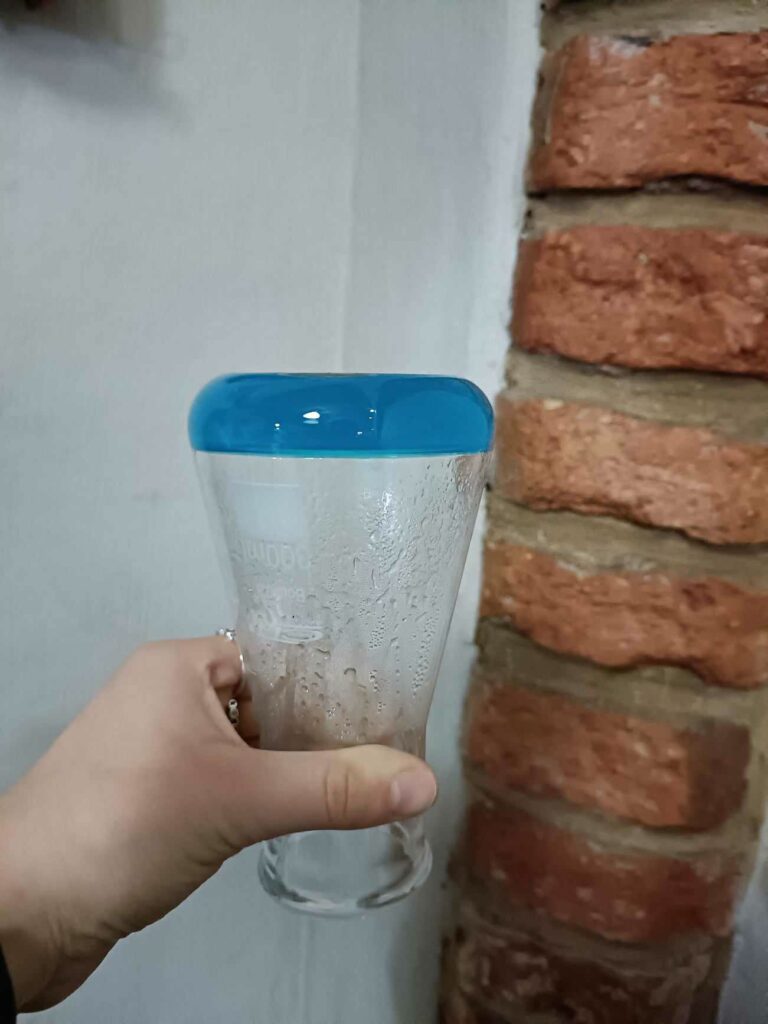 Kolba z napojem i agarem - po ogrzaniu, a następnie schłodzeniu substancja zastygła i nie poruszała się nawet po odwróceniu kolby