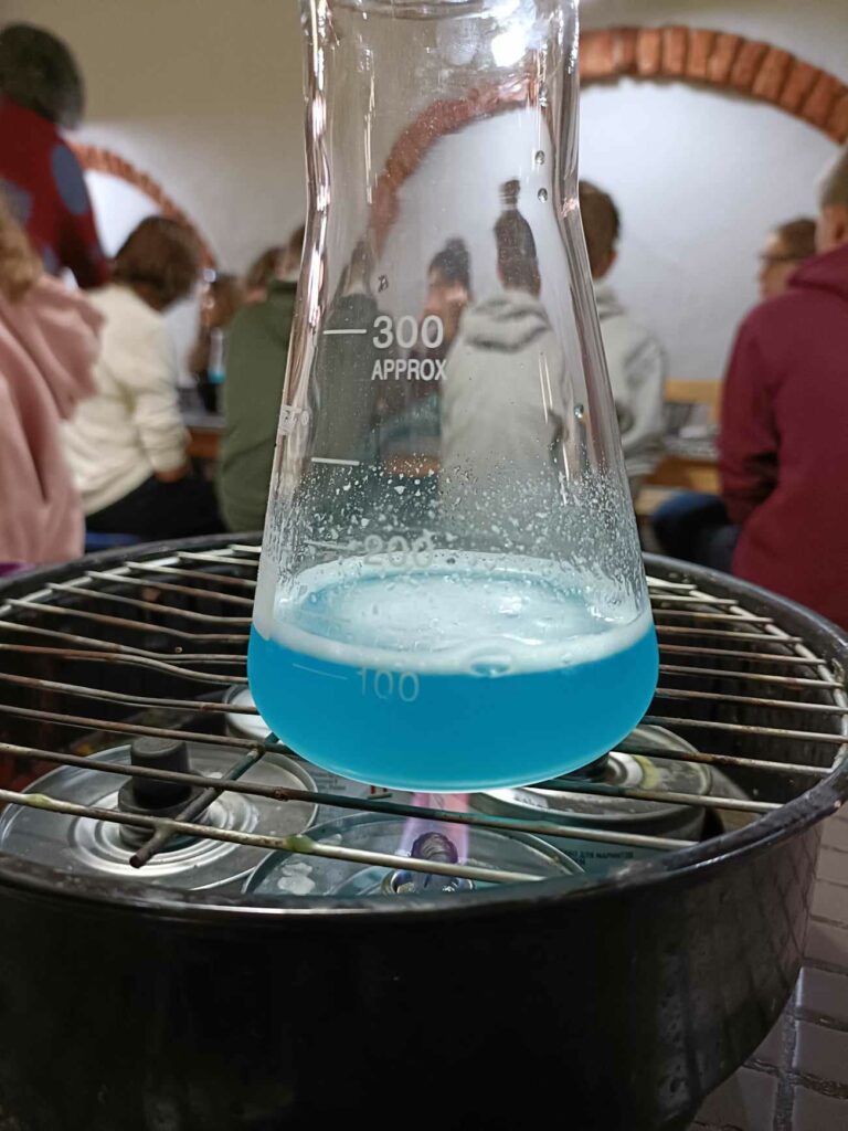 Podgrzewanie roztworu napoju gazowanego, do którego dodaliśmy substancji zagęszczającej - agaru