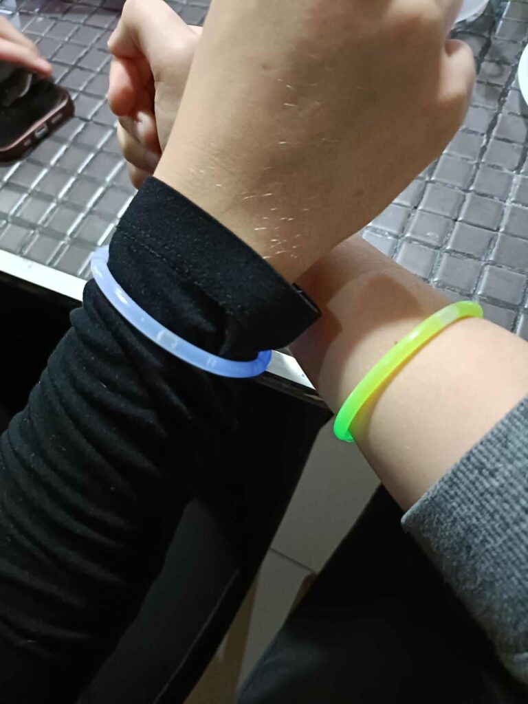 Świecące bransoletki - mechanizm ich działania oparty jest na specyficznej budowie - warstwie zewnętrznej z plastiku, następnie barwnika i szkiełka, za którym znajduje się nadtlenek wodoru - kiedy szkiełko pod naciskiem np. dłoni zostaje przełamane, wtedy H2O2 dostaje się do barwnika i świeci - przez kilkanaście godzin