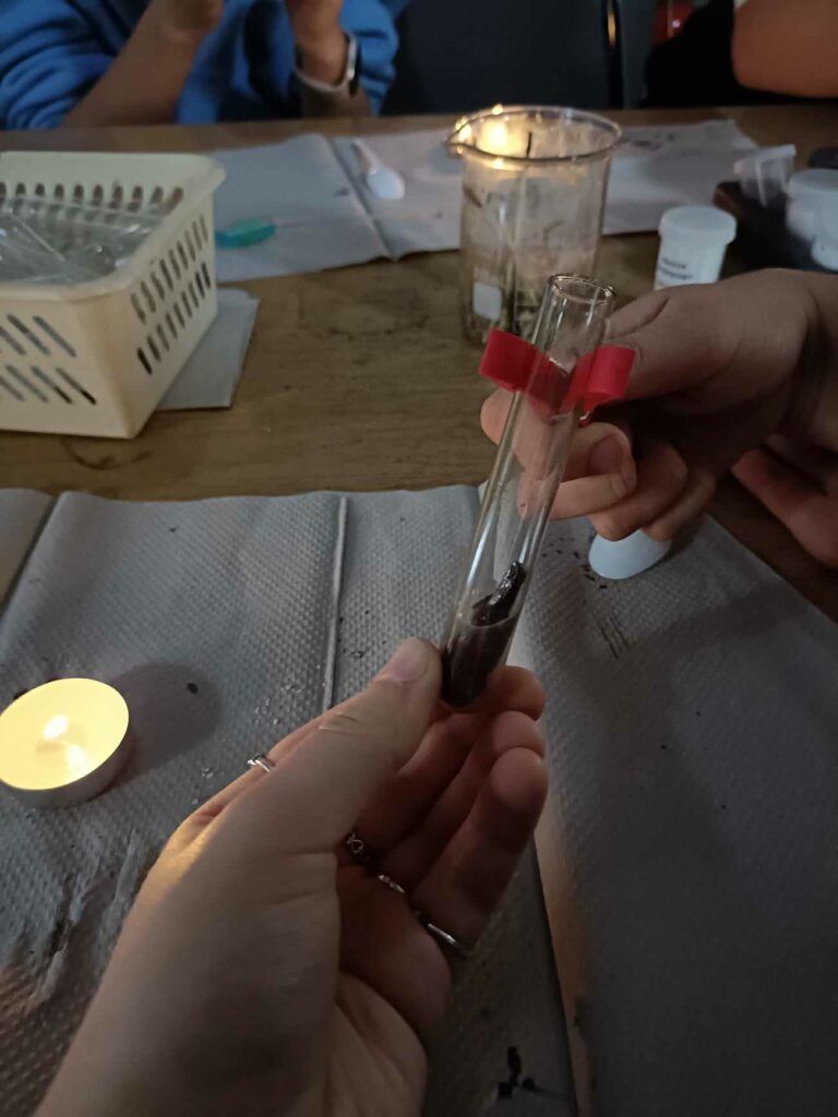 Jest to reakcja egzoergiczna - zachodzi z wydzieleniem ciepła, próbowka jest gorąca