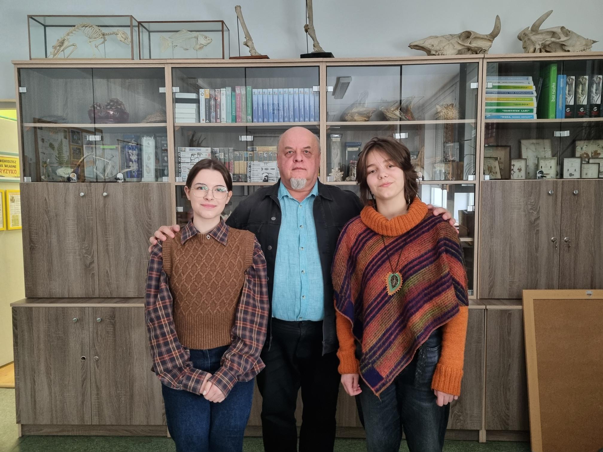 Pan Tomasz Otręba i młode zwyciężczyni - zdjęcie grupowe