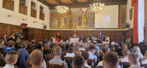 Uroczystość upamiętniająca rocznicę śmierci zapomnianego Ojca Niepodległości gen. Kazimierza Sosnkowskiego. W auli Urzędu Miasta.