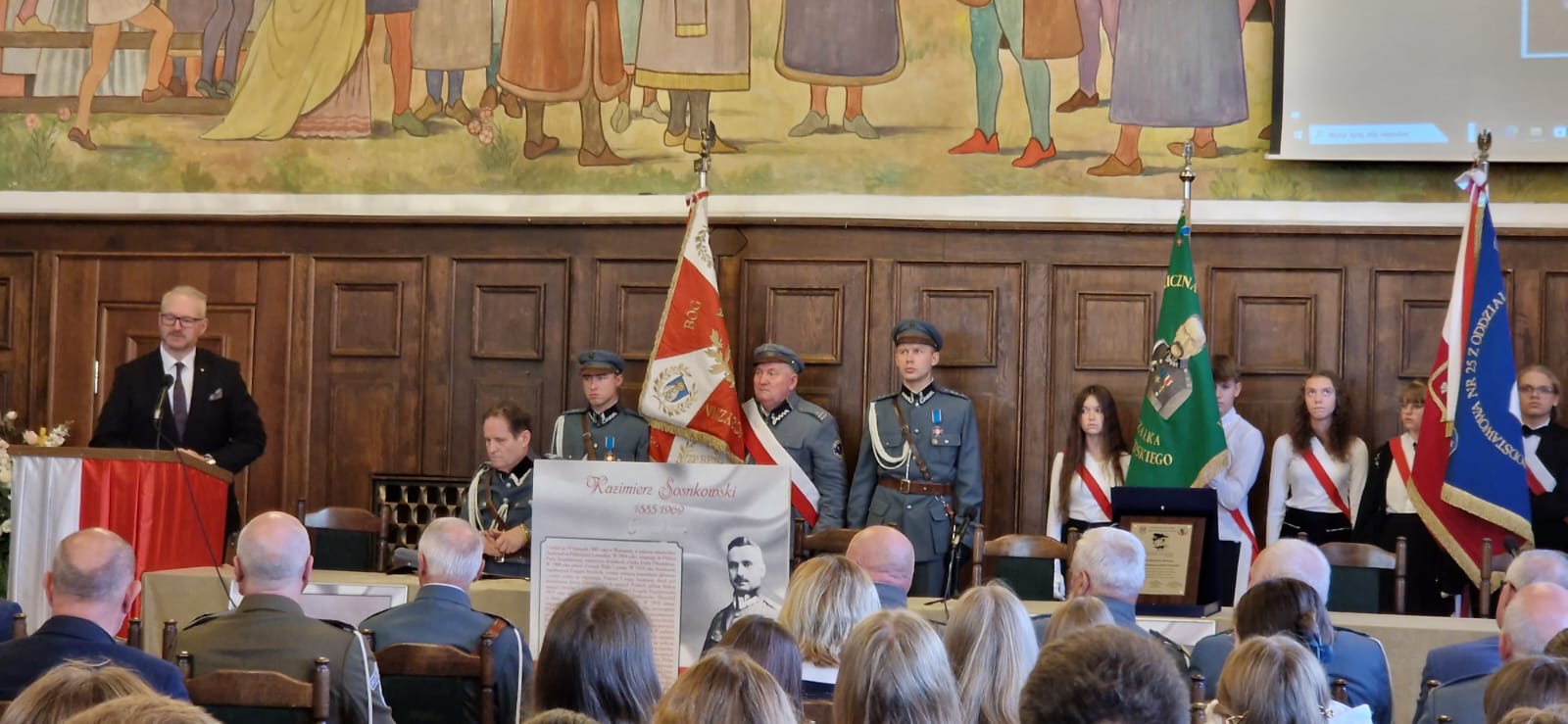 Uroczystość upamiętniająca rocznicę śmierci zapomnianego Ojca Niepodległości gen. Kazimierza Sosnkowskiego. W auli Urzędu Miasta.