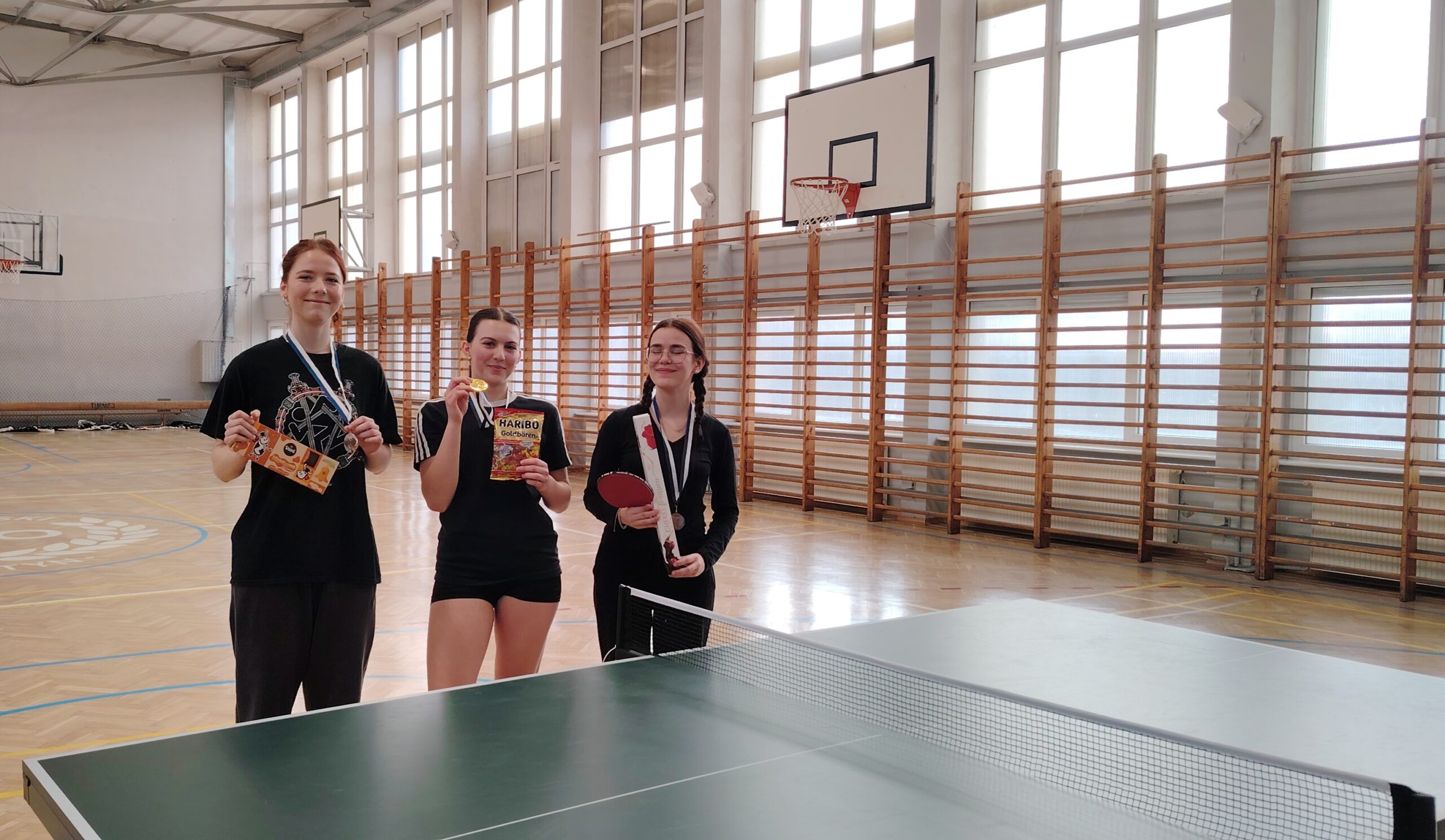 Tnis stołowy dziewcząt w II LO